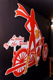 Display com a logo das Ladies of the Road