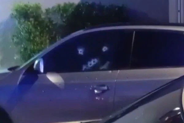 Imagem colorida de carro atingido por tiros na zona sul de São Paulo.