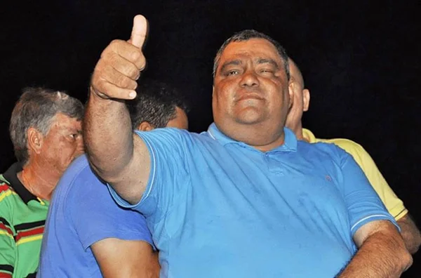 Prefeito dá carteirada durante blitz: “Tem que passar por cima de mim”