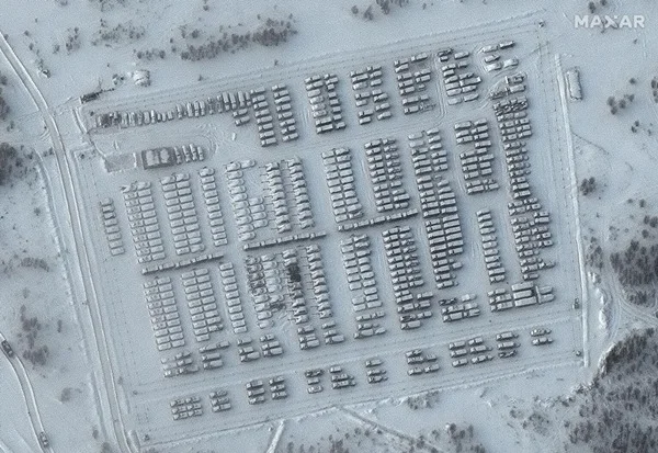 Foto de satélite mostra um estacionamento de veículos militares russos próximos à Ucrânia, em meio a deserto de areia - Metrópoles
