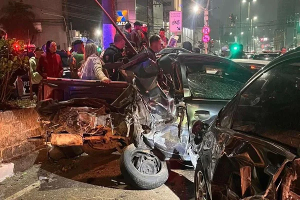 Imagem colorida de um carro destruído após acidente