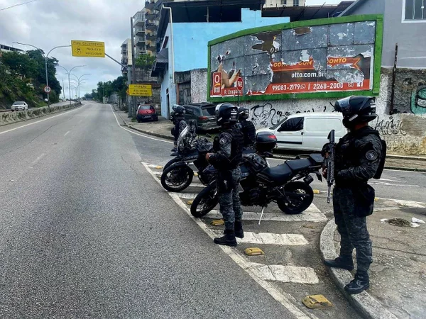 Imagem colorida de PMs na Cidade de Deus (RJ) - Metrópoles