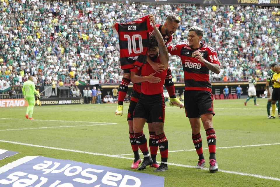 Supercopa: veja imagens do jogo eletrizante entre Palmeiras x Flamengo no Mané Garrincha - imagem 6 Supercopa: veja imagens do jogo eletrizante entre Palmeiras x Flamengo no Mané Garrincha - imagem 6