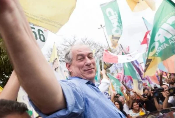Ciro Gomes, político que disputará a Presidência da República. Ele tem pele clara, tem cabelos brancos e olhos escuros - Metrópoles