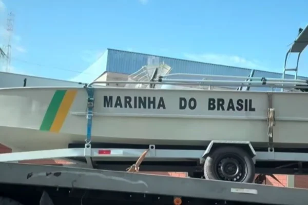 Foto colorida de embarcação da Marinha do Brasil enviada à Bacabal - Metrópoles
