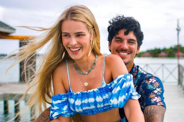Nas Maldivas, Yasmin Brunet posa com Medina e se declara para o sufista