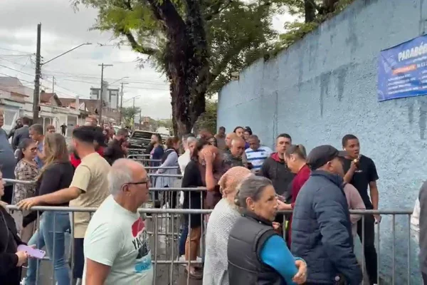 Lula ergue bandeira do Brasil após votar em São Bernardo do Campo - destaque galeria Lula ergue bandeira do Brasil após votar em São Bernardo do Campo - destaque galeria