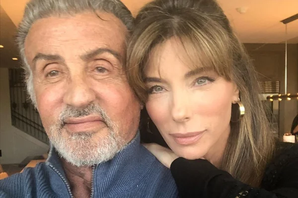 Foto colorida de Jennifer Flavin e Sylverster Stallone