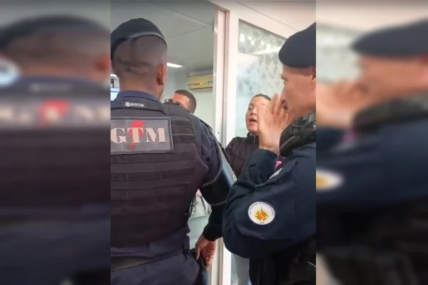 Imagem de uma mulher e três policiais na porta da UPA de Ceilândia