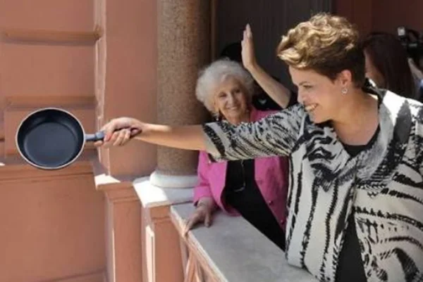 Dilma com uma panela na mão