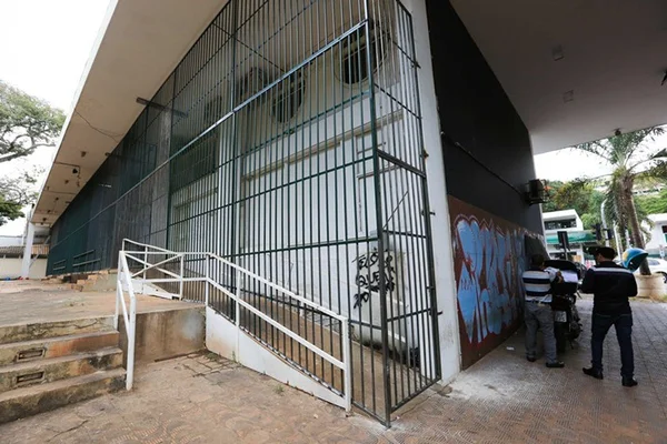 Grades em comércio da 307 Sul ferem normas do tombamento de Brasília