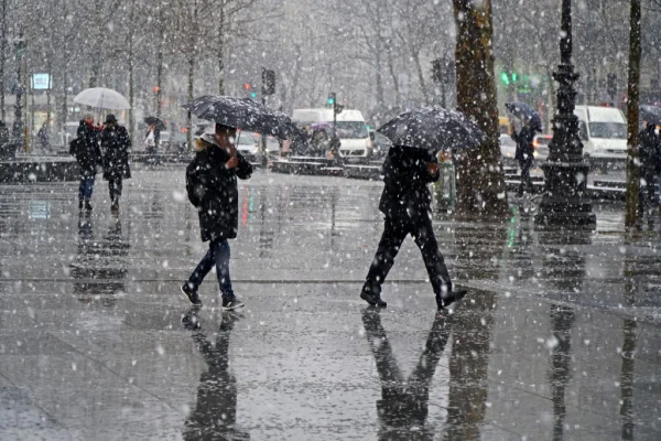 Imagem colorida de nevasca em Prais, na França - Metrópoles