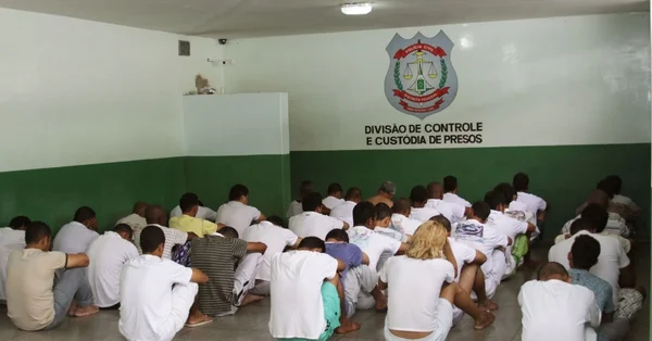 Detentos fogem, assaltam loja e retornam à cadeia por conta própria