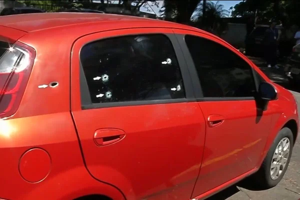 Imagem colorida mostra marcas de tiro em carro de engenheiro encontrado morto. Metrópoles
