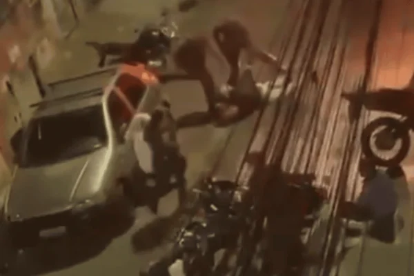 Imagem colorida mostra homem caído é espancado por PMs na zona norte de São Paulo - Metrópoles