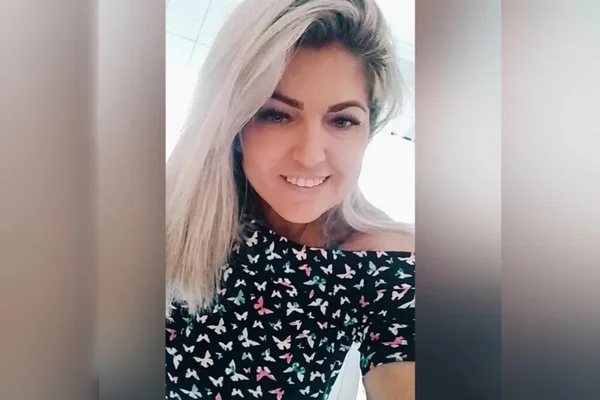 Fotografia mostra Janaína, que é loira e está com uma blusa preta - Metrópoles