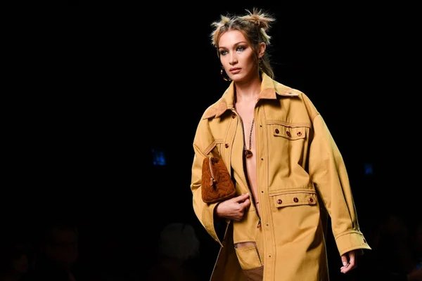 Milão Fashion Week: Fendi e Alberta Ferretti dão destaque ao amarelo