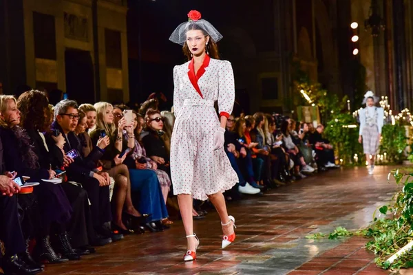 Bella Hadid na passarela da Rodarte com vestido de bolinhas