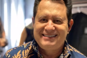 Cantor Marrone posa sorridente para as redes sociais