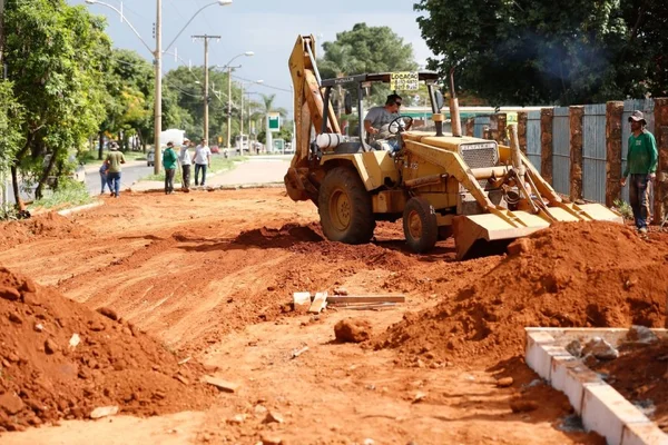 Deputada Luzia de Paula destina emenda para construção de estacionamento que chega até a porta de creche administrada pela família dela