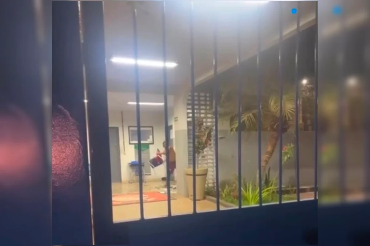 O homem foi levado para a delegacia por dano qualificado O homem foi levado para a delegacia por dano qualificado