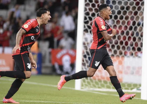 Athletico vence confronto direto com o Cuiabá e respira no campeonato