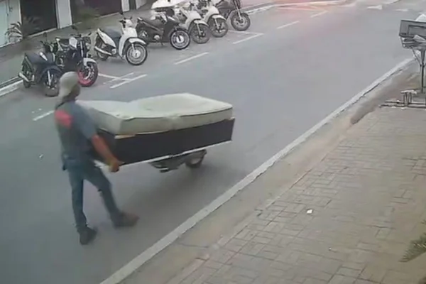 Imagem colorida mostra um dos suspeitos pela morta de uma aposentada de 66 anos foi filmado transportando o corpo da vítima dentro de uma cama box - Metrópoles