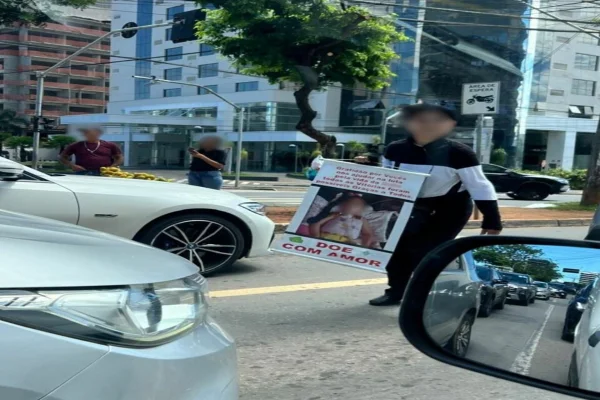 Mulher fingia ser avó de criança doente para pedir doações em semáforo