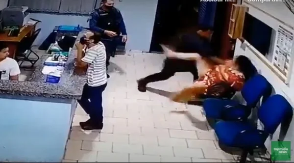 Vídeo: mulher presa por desacato leva surra de PM, mesmo algemada