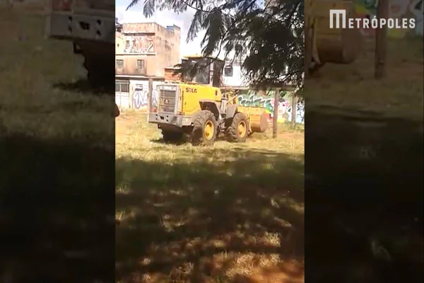 Trator amarelo remove cercas