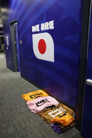 Jogadores do Japão deixam vestiário impecável após jogo contra Holanda - imagem 2 Jogadores do Japão deixam vestiário impecável após jogo contra Holanda - imagem 2
