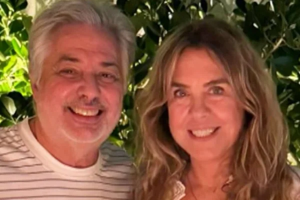 Roberto de Carvalho, viúvo de Rita Lee posa sorridente ao lado da nova namorada, Lilibeth Monteiro - Metrópoles
