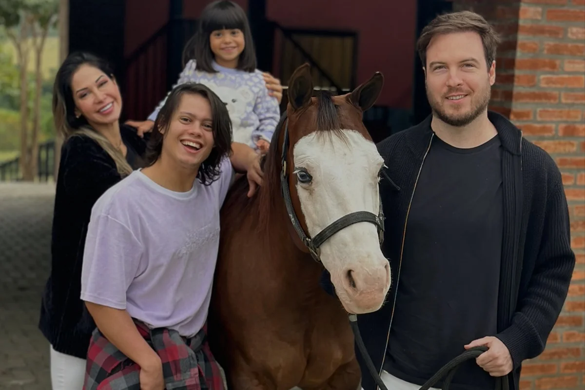 Thiago Nigro e Maíra Cardi fazem pose para as redes sociais Thiago Nigro e Maíra Cardi fazem pose para as redes sociais