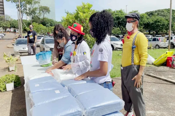 voluntários doam kits de proteção