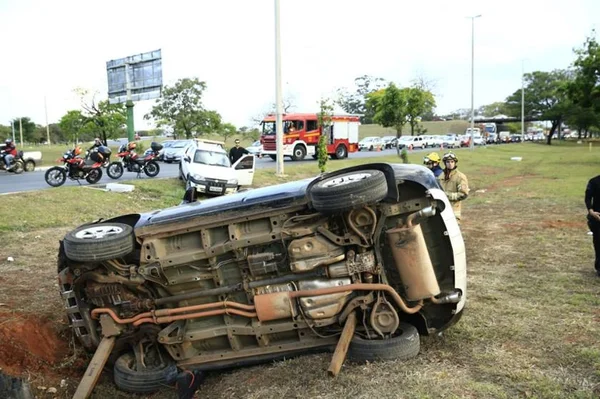 Carro capota na Epia e três pessoas ficam feridas