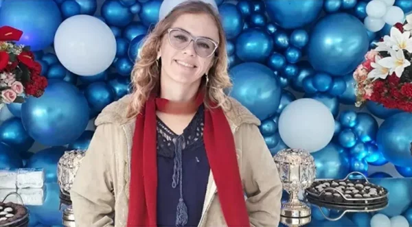 mulher loira sorrindo