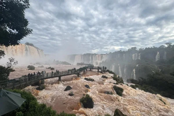 Imagem colorida, Cataratas do Iguaçu têm vazão acima da média após forte chuva- Metrópoles