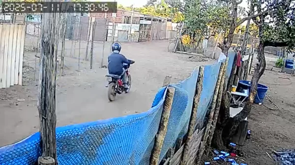 Moto passando em uma rua de terra - Metrópoles