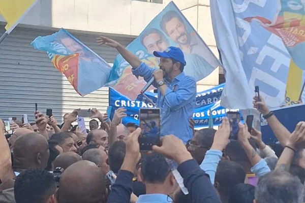 imagem colorida mostra Ricardo Nunes falando para uma multidão - Metrópoles