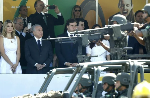 Sem faixa presidencial e com protestos, Temer abre desfile em Brasília