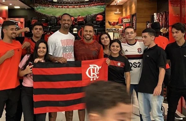 Goleiro Bruno é tietado por flamenguistas em shopping no Rio