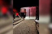 Ônibus de turismo ficou destruído após tombar na BR-262, no Espírito Santo; três pessoas morreram Ônibus de turismo ficou destruído após tombar na BR-262, no Espírito Santo; três pessoas morreram