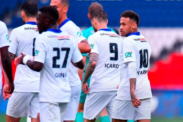 Icardi, Neymar e jogadores do PSG comemoram vitória sobre o Angers, na Copa da França