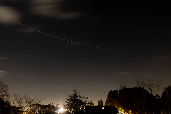 m míssil balístico lançado do Irã é visto no céu se movendo em direção ao centro de Israel em 30 de março de 2026, no centro de Israel