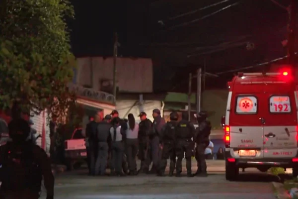 Policiais militares em frente a casa onde homem atirou contra ex-sogra - Metrópoles