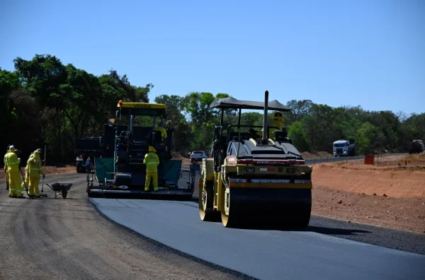 Fotografia colorida mostrando obras em estrada-Metrópoles