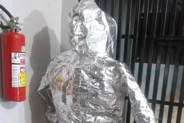 Que ideia: homem usa roupa de alumínio para jogar drogas dentro de cadeia