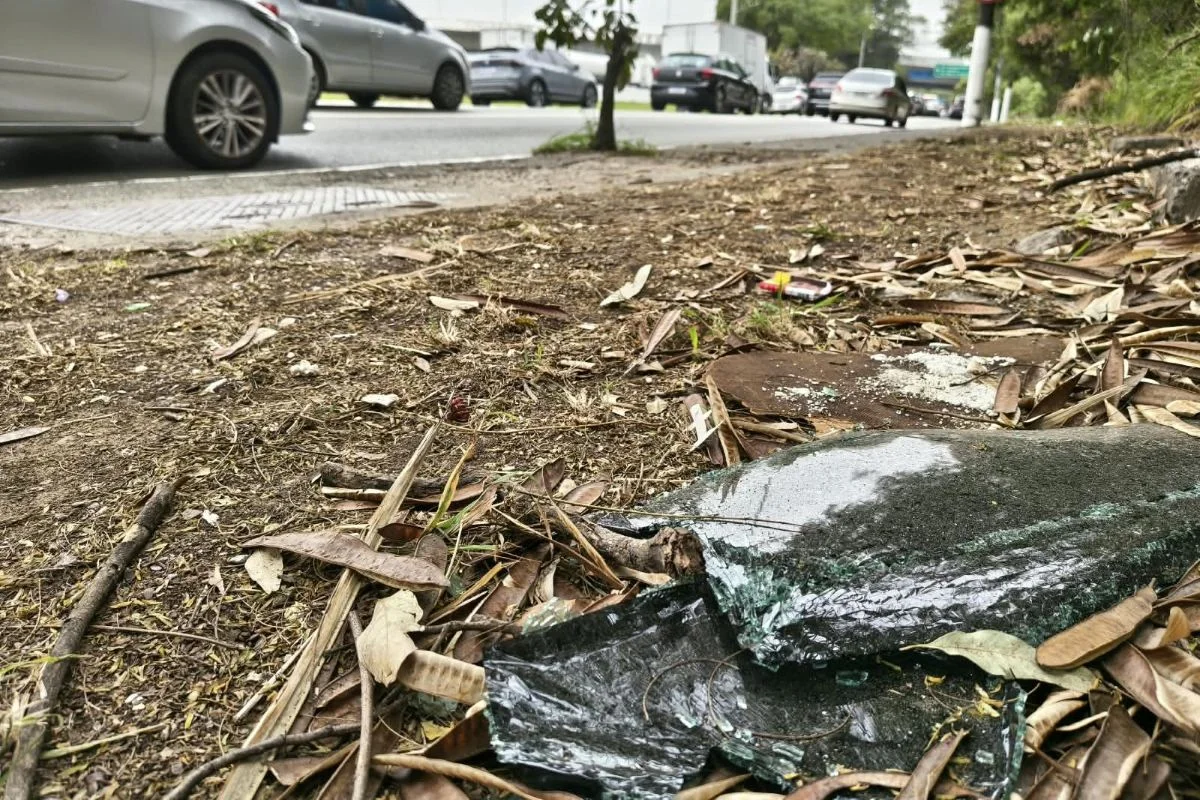 Imagem mostra vidro de veículo quebrado Imagem mostra vidro de veículo quebrado