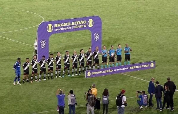 Náutico “esquece” o uniforme e jogo com Vasco atrasa 15 minutos