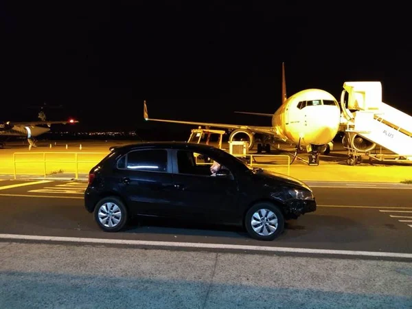 Motorista bêbado invade aeroporto, impede pouso e é preso em SP
